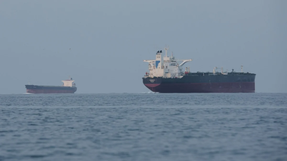 Strait of Hormuz Reopens Briefly, Then Closes Again Amidst Escalating Iran-US Tensions; New Negotiations Announced