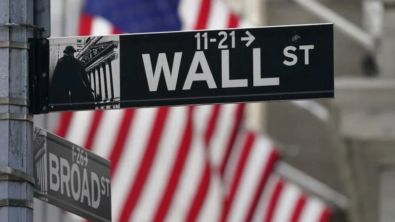 US Investors Navigate Evolving Market Landscape Amidst Earnings Season and Geopolitical Tensions